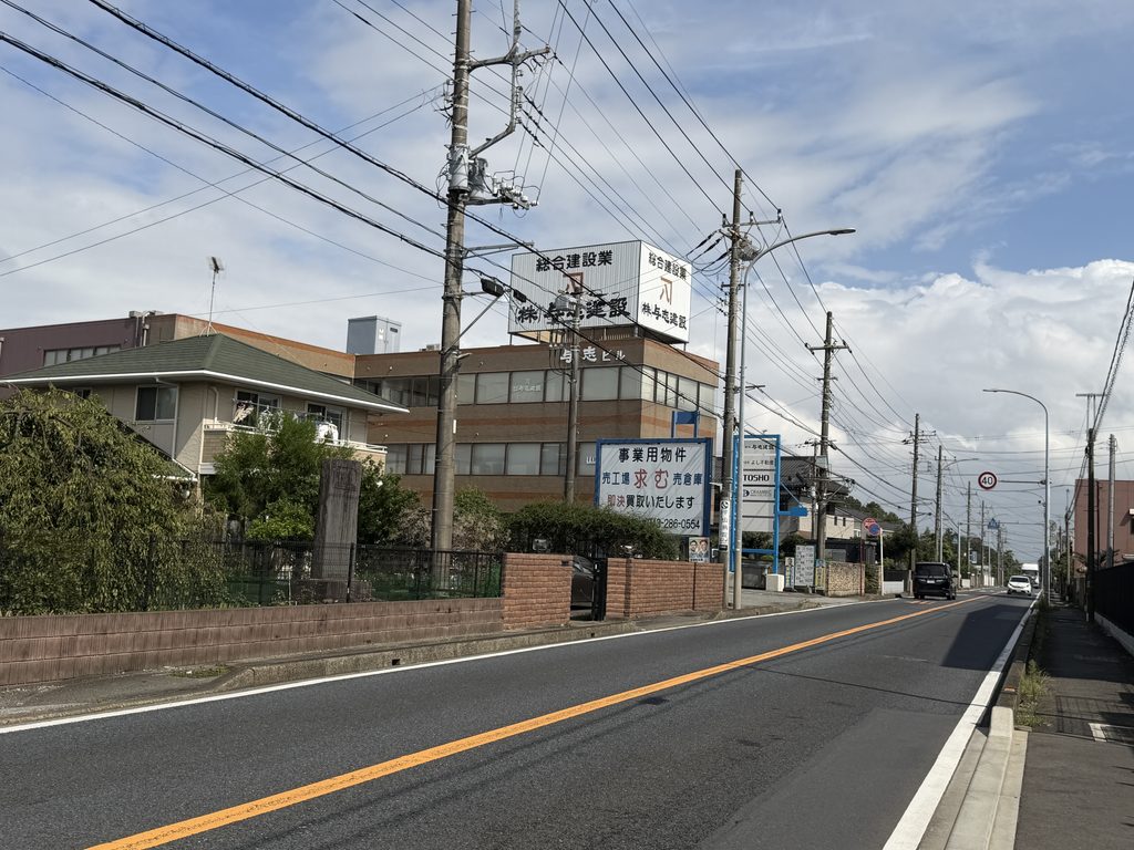 「よし不動産」前の道路の様子。
